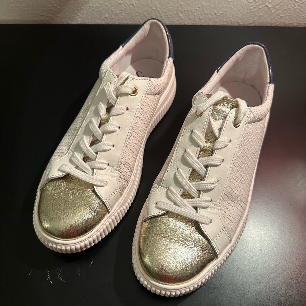 Sofft Fianna White Croc-Detail Tennis Shoes – Gold & Navy Accents – Like New 🤍